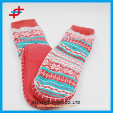 2015 Jacquard-lange Acrylkautschuk-Sohle-Zimmer-Socken für Erwachsene